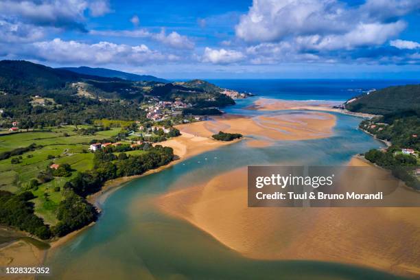 spain, spanish basque country, urdaibai biosphere reserve - estuarium stockfoto's en -beelden