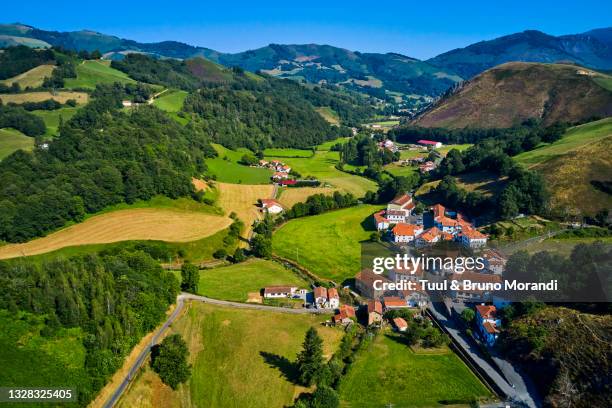 pyrénées-atlantiques, basque country, aldudes valley - village of fatisah stockfoto's en -beelden