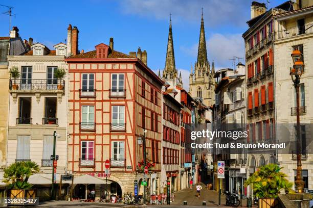 france, pyrénées-atlantiques, basque country, bayonne - bayonne imagens e fotografias de stock