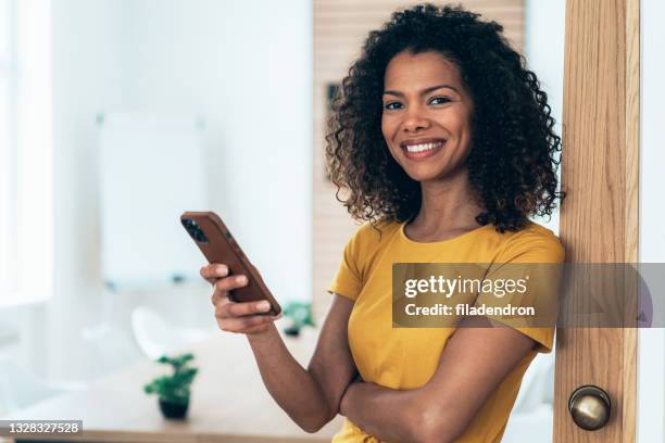 charlar por mensaje - eastern european woman fotografías e imágenes de stock