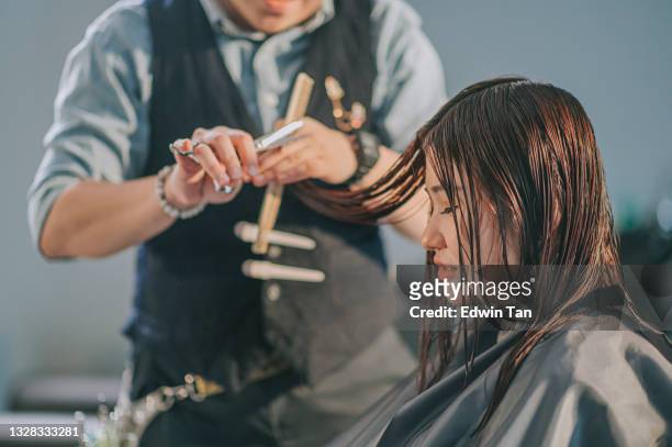 ヘアサロンで彼女の顧客のために髪をカットアジアの中国の女性美容師を閉じます - ファッションスタイリスト ストックフォトと画像