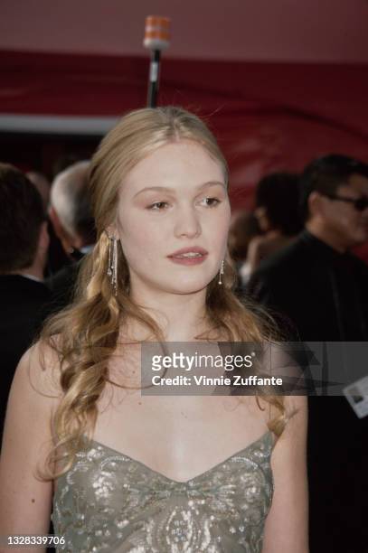 American actress Julia Stiles attends the 73rd Annual Academy Awards at the Shrine Auditorium in Los Angeles, USA, 25th March 2001. She is there to...