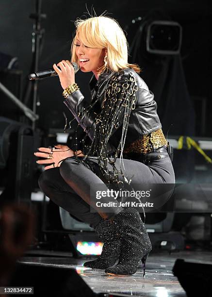 Singer Keri Hilson performs onstage during "VH1 Divas Salute the Troops" presented by the USO at the MCAS Miramar on December 3, 2010 in Miramar,...