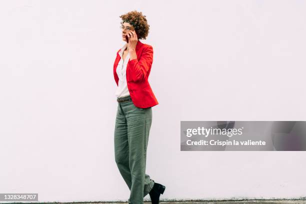 modern  woman talking on the phone - business women pants stock-fotos und bilder