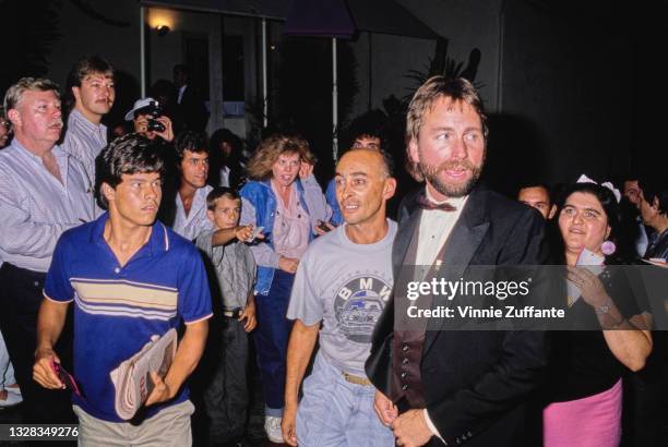 American actor and comedian John Ritter surrounded by autograph hunters, USA, circa 1985.