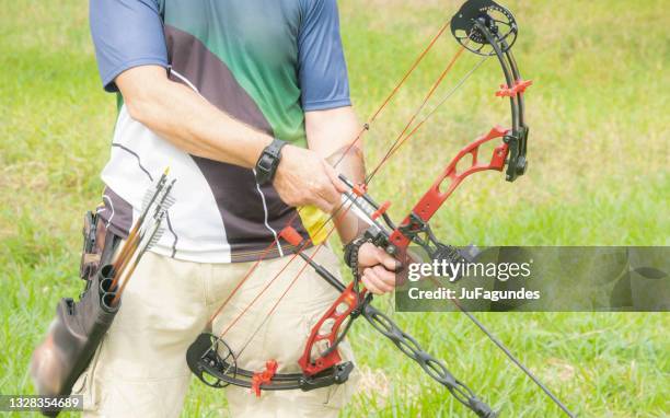 mit pfeil und bogen schießen - longbow stock-fotos und bilder