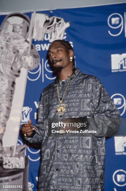 American rapper Snoop Dogg wearing a Karl Kani shirt backstage at the 1999 MTV Video Music Awards at the Metropolitan Opera House in New York City,...
