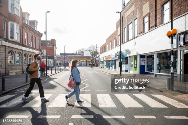 using pedestrian crossing safely - zebra crossing 個照片及圖片��檔