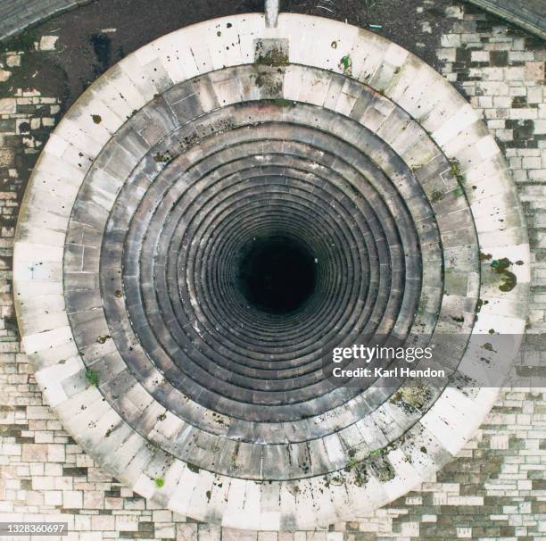 an aerial daytime view of a sinkhole in the ladybower reservoir - stock photo - sinkholes fotografías e imágenes de stock