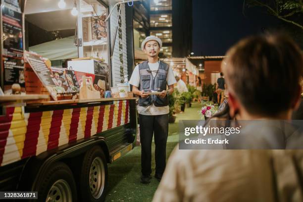 thai active mid life adulto macho que se prepara para servir el segundo menú al cliente - foto de archivo - male burger eating fotografías e imágenes de stock