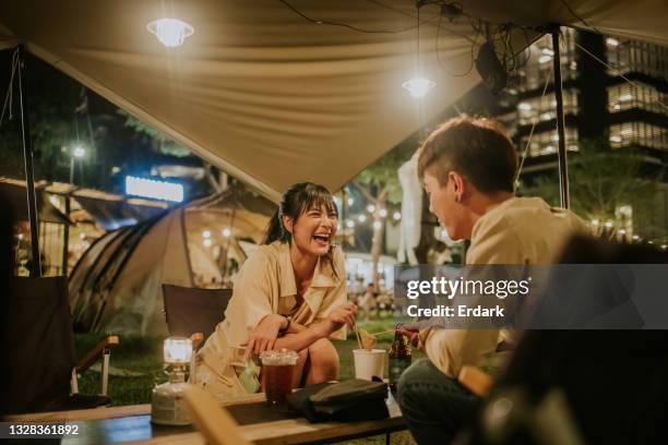 gioiosa e felice ragazza asiatica che ride dopo aver sentito alcune storie del suo ragazzo a san valentino - foto d'archivio - valentines day dinner foto e immagini stock