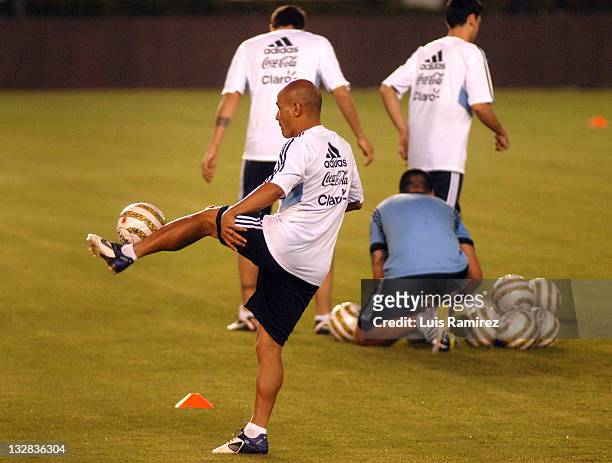 Clemente Rodriguez plays with a ball during the scouting of the Estadio Metropolitano Roberto Melendez prior to the match of tomorrow between...