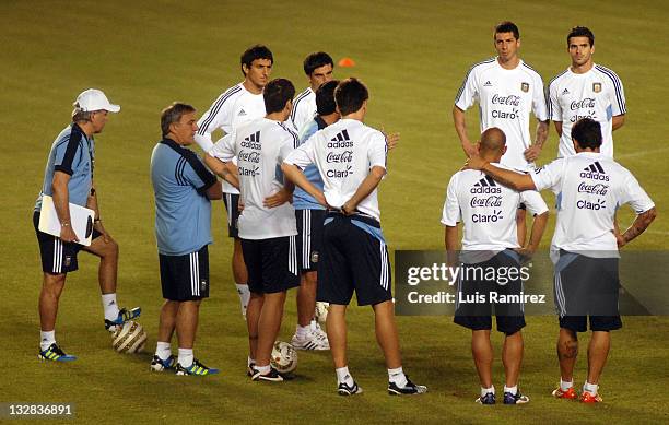 Alejandro Sabella gives instructions to the players of the Argentina national team during the scouting of the Estadio Metropolitano Roberto Melendez...