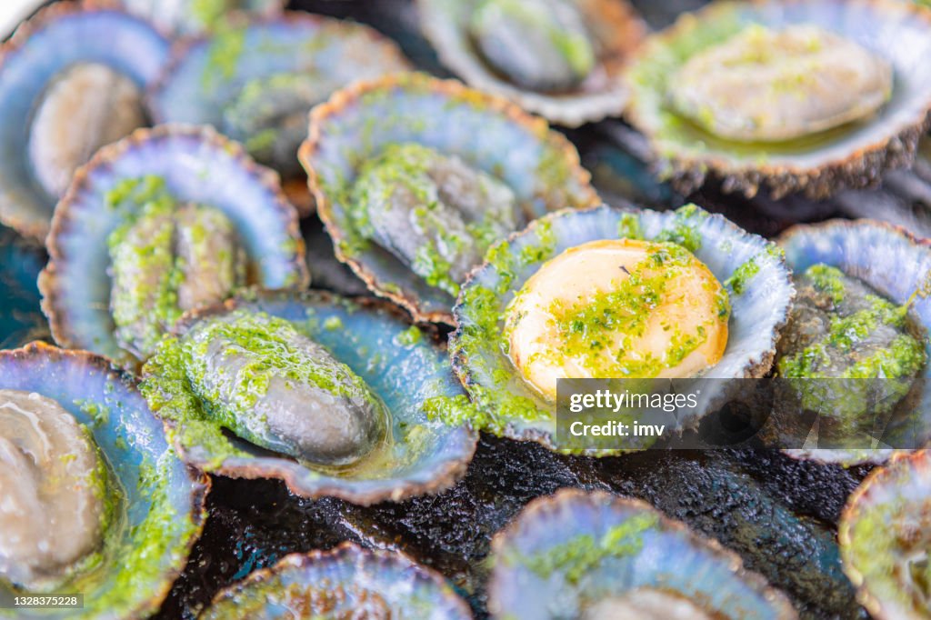 Napfschnecken in der Pfanne - gebraten mit Knoblauch und Petersilie - Lanzarotes typisches Gericht von den Kanarischen Inseln