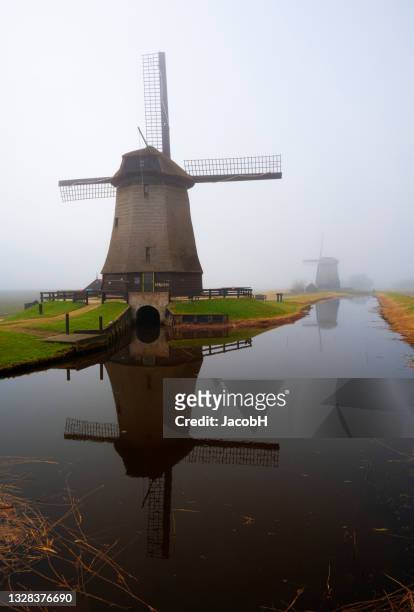 mulini a vento olandesi nei paesi bassi - olanda settentrionale foto e immagini stock