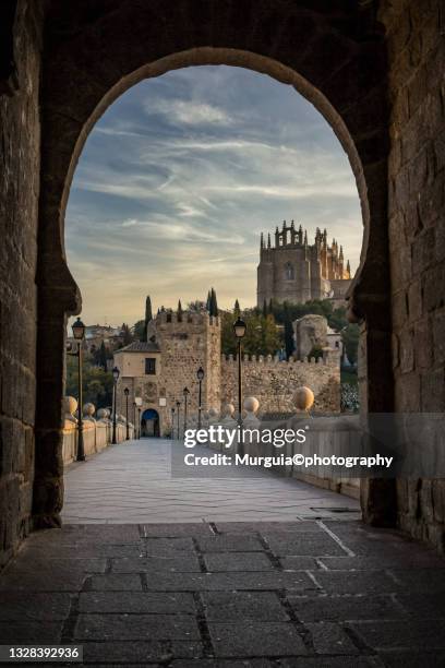 toledo - castilië la mancha stockfoto's en -beelden