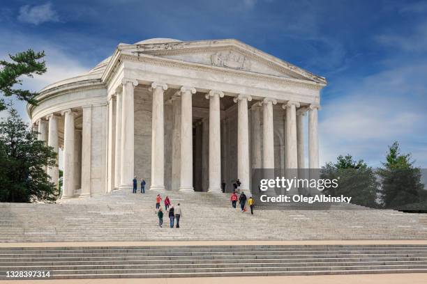 monumento a jefferson con cielo azul y nubes, washington dc, ee. uu. - jefferson memorial fotografías e imágenes de stock