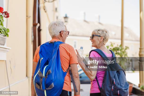 couple senior avec sac à dos voyageant - older couple travelling photos et images de collection