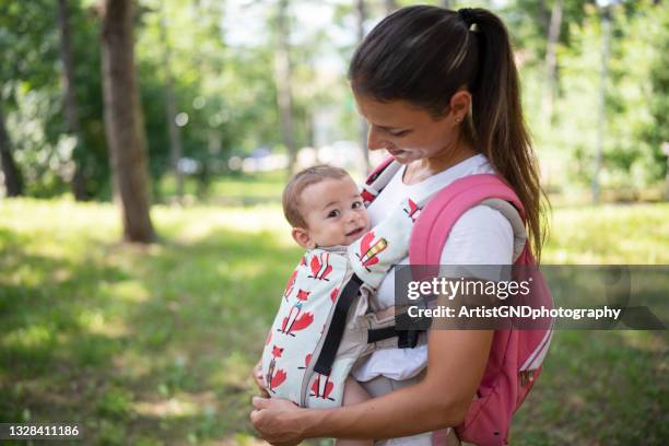 ich und mama unter der sonne im park - baby sun hat stock-fotos und bilder