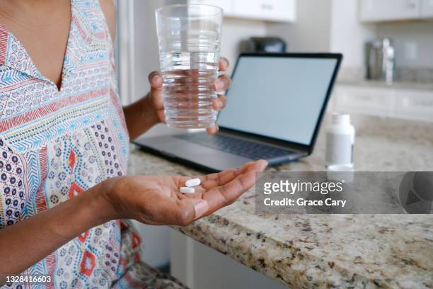 woman holds pills in palm of hand - ibuprofen 個照片及圖片檔
