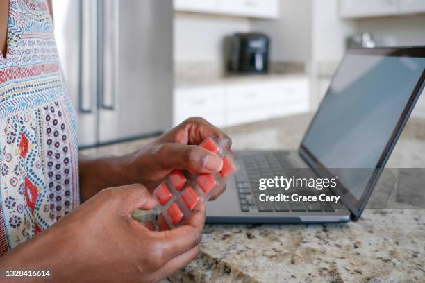 woman holds pack of sugar-free chewing gum - chewing gum pack photos et images de collection