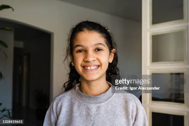 smiling girl at home - tweenies stockfoto's en -beelden