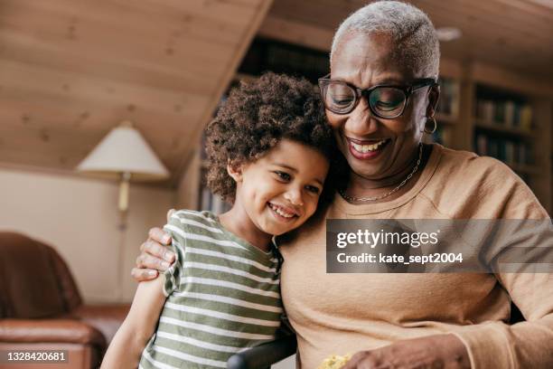 attività terapeutiche per famiglie di tre generazioni - grandchild foto e immagini stock