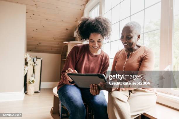 holen sie sich die hilfe, die sie wollen, wenn sie sie brauchen - adult children with parents stock-fotos und bilder