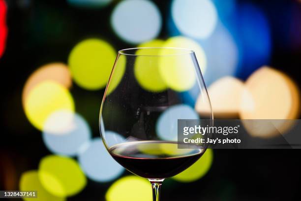 wine in city night background - shiraz traube stock-fotos und bilder