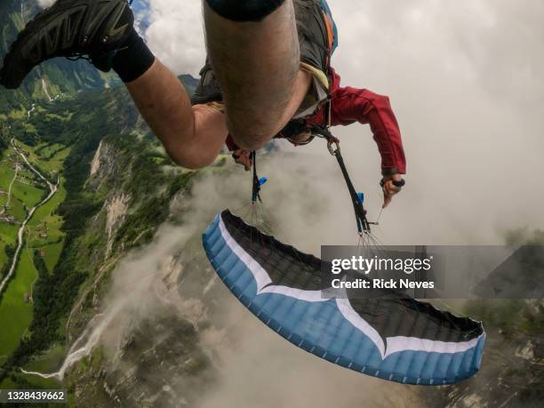 extreme paraglider pilot point of view - lauterbrunnen photos et images de collection