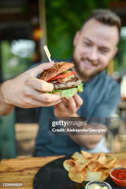 happy male listo para disfrutar de una hamburguesa fresca con patatas fritas - male burger eating fotografías e imágenes de stock