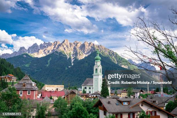 alpine village of dobbiaco (toblach), dolomites - toblach 個照片及圖片檔