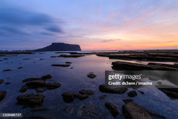 landscape of seongsan ilchulbong tuff cone, jeju island, south korea - jeju stock-fotos und bilder