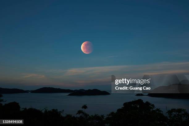 blood moon, clearwater bay,  hong kong - maansverduistering stockfoto's en -beelden