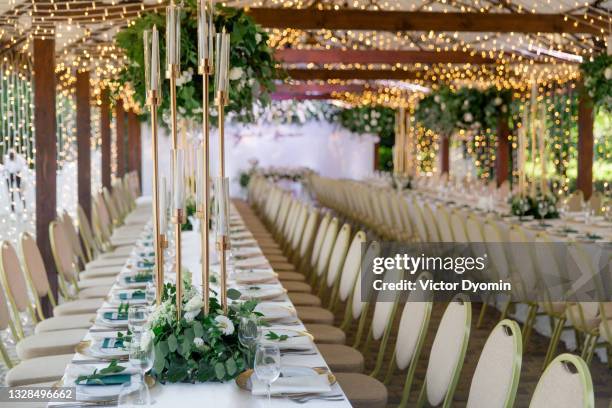 luxurious terrace decorated with lights and floral garlands - banquete de boda fotografías e imágenes de stock