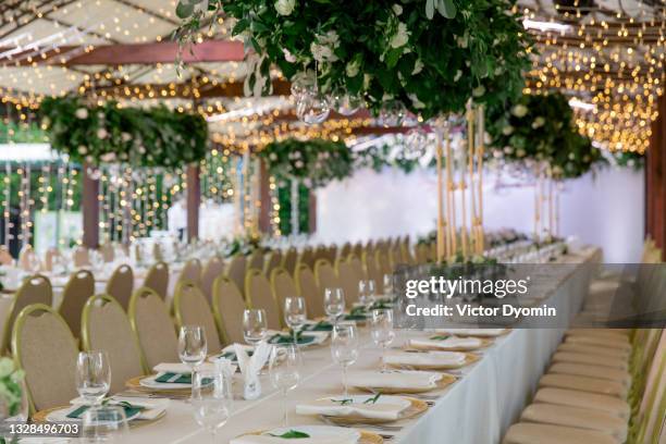 beautiful terrace decorated with floral garlands with candles - veranstaltungsort stock-fotos und bilder