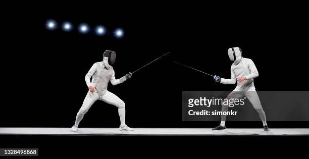 fencing athletes competing . - fechten stockfoto's en -beelden