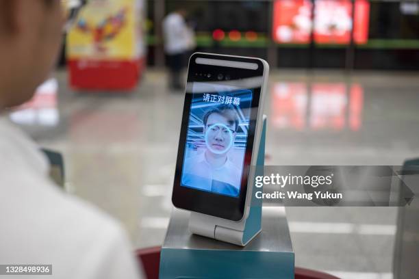 face recognition payment enters subway station - gesichtserkennung stock-fotos und bilder