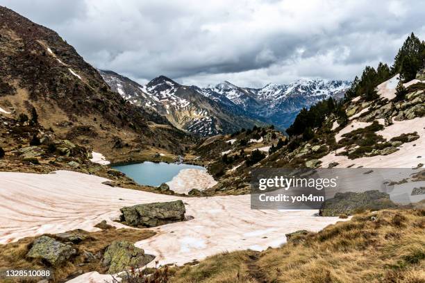 lago tristaina y montañas en andorra - pirineos fotografías e imágenes de stock