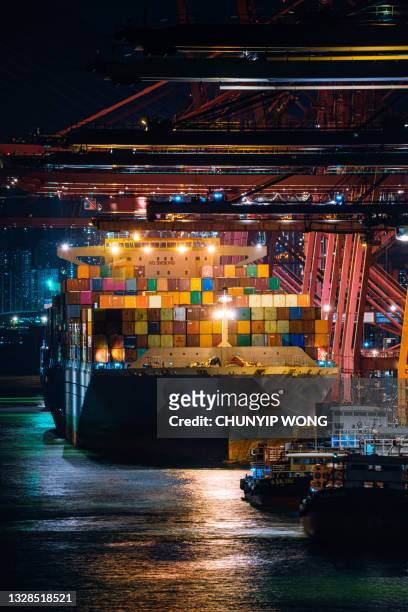 container cargo freight ship terminal in hong kong, china - hong kong harbour stockfoto's en -beelden