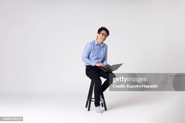 portrait en pied d’un homme asiatique sur fond blanc. - tabouret photos et images de collection