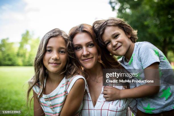 portrait of mother and children at the park - family with two children 個照片及圖片檔