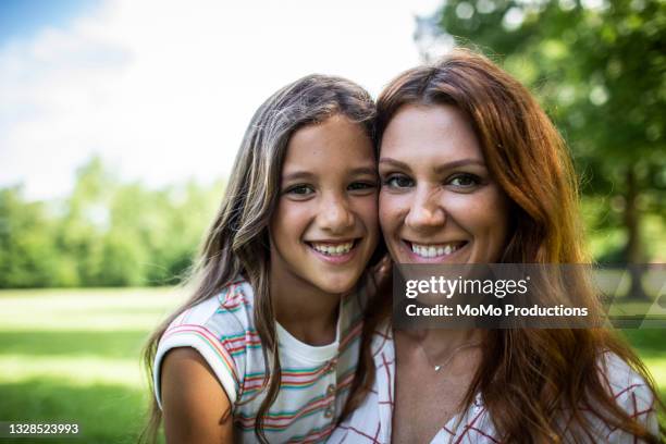 portrait of mother and daughter at the park - sósia - fotografias e filmes do acervo