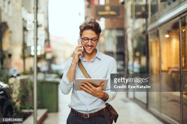 若いビジネスマンの街 - business outdoor ストックフォトと画像