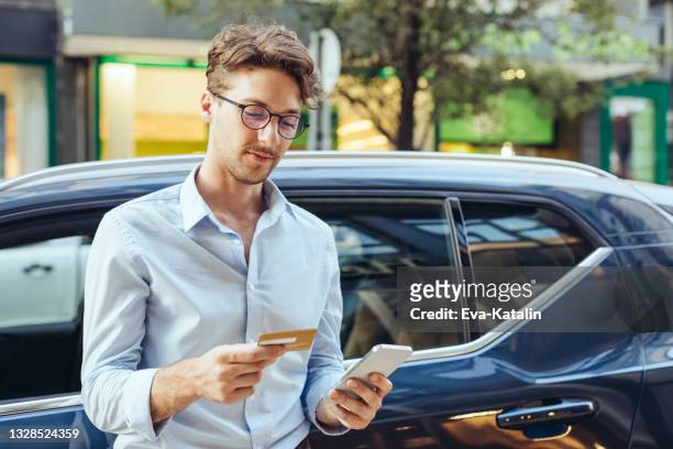 mann sein auto fahren - business person driving stock-fotos und bilder