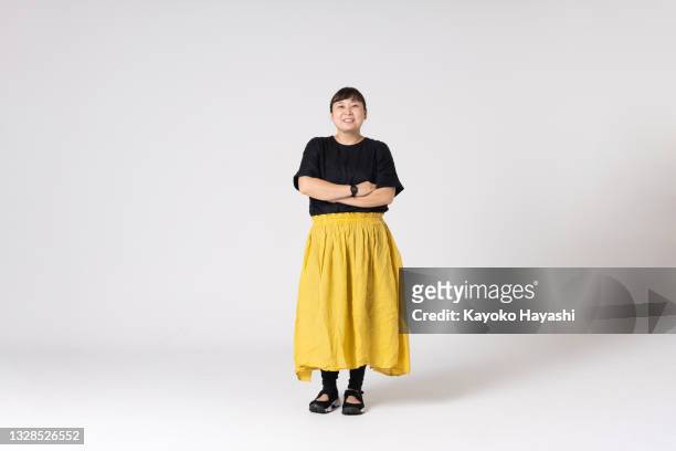 retrato completo de uma mulher asiática em um fundo branco. - full frontal female - fotografias e filmes do acervo