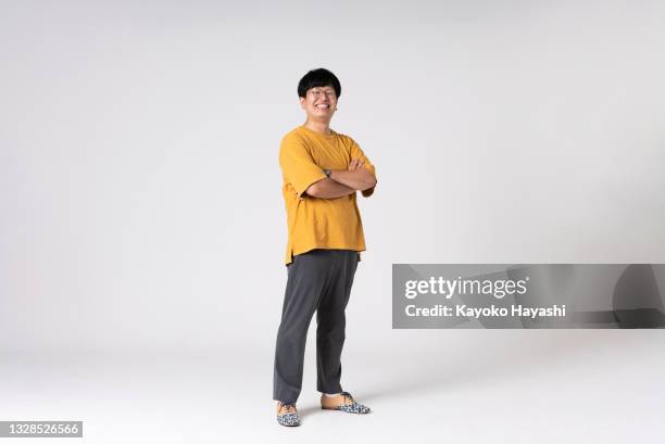 白い背景にアジア人男性のフルレングスの肖像画。 - male portrait studio ストックフォトと画像