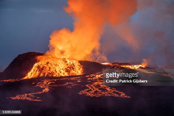 fagradalsfjall volcano erupting - lava 個照片及圖片檔