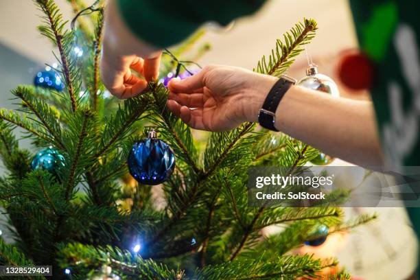 aufhängen der dekorationen - platzieren stock-fotos und bilder