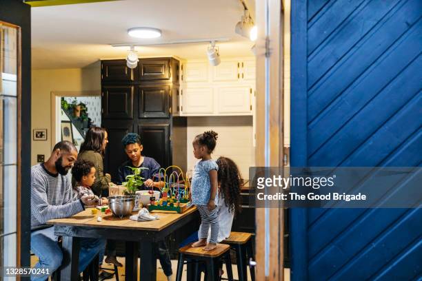 family having fun in kitchen at home - típico de clase mediana fotografías e imágenes de stock